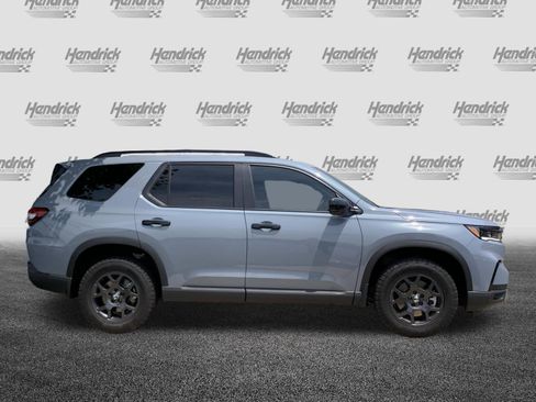 Used 2025 Honda Pilot TrailSport image 11