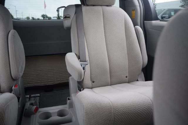 Used 2014 Toyota Sienna LE FWD image 16