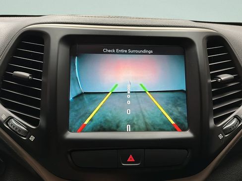 Used 2016 Jeep Cherokee Latitude w/ Cold Weather Group AWD/4WD image 25