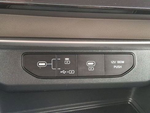 Used 2025 Kia Carnival image 24