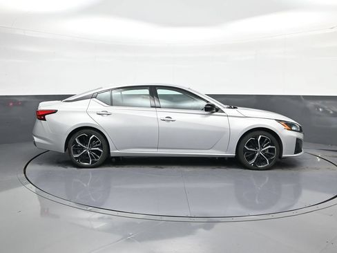Certified 2025 Nissan Altima 2.5 SR FWD image 11