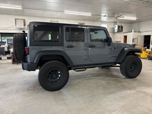 Used 2015 Jeep Wrangler Unlimited Rubicon w/ Connectivity Group AWD/4WD image 4
