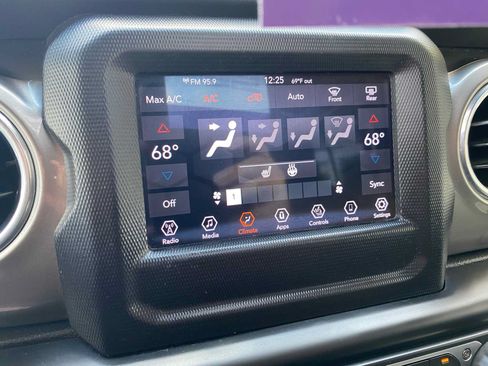 Used 2018 Jeep Wrangler Unlimited Sahara AWD/4WD image 21