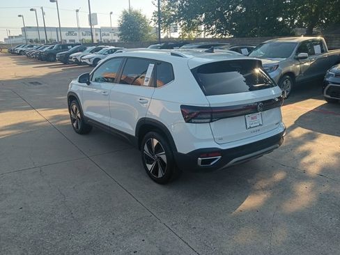 Used 2025 Volkswagen Taos SE AWD/4WD image 8