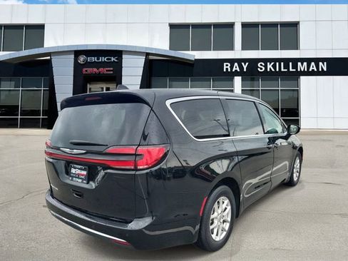 Used 2024 Chrysler Pacifica Touring-L FWD image 4