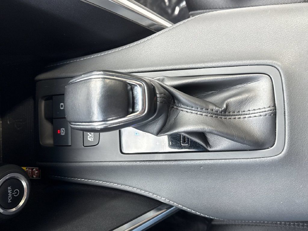 Used 2023 Toyota Venza LE AWD/4WD image 21