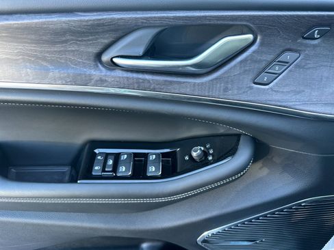 New 2022 Jeep Grand Cherokee Overland w/ Advanced Protech Group III image 11