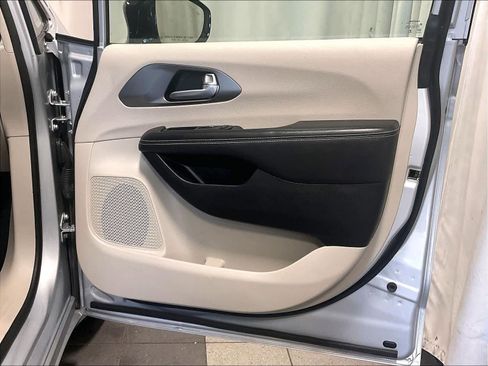 Used 2024 Chrysler Pacifica Touring-L image 12