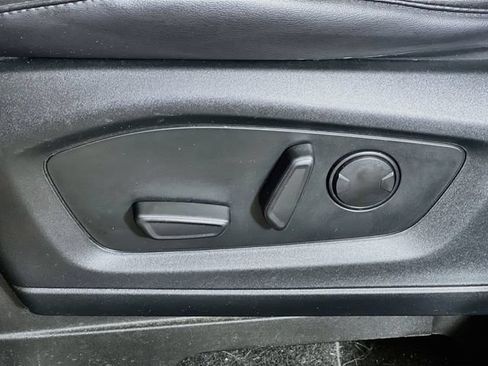 Used 2022 Ford Explorer XLT w/ Equipment Group 202A AWD/4WD image 11