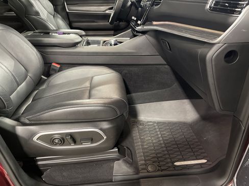 Used 2024 Jeep Wagoneer Series III w/ Premium Group I image 15