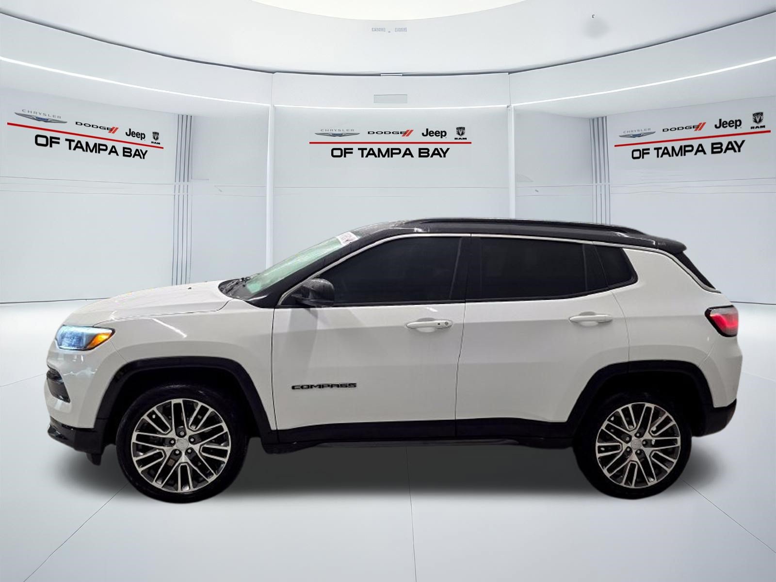 Used 2023 Jeep Compass Limited w/ Elite Group AWD/4WD image 3