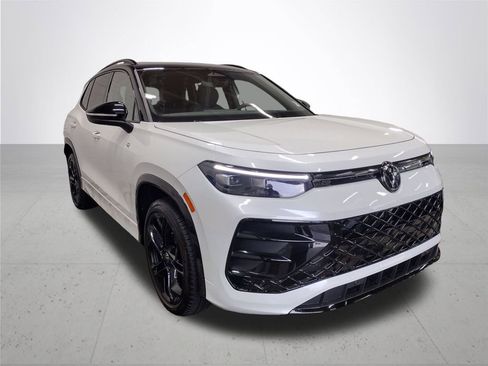 New 2025 Volkswagen Tiguan SE R-Line image 5