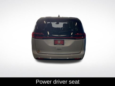 Used 2023 Chrysler Pacifica Touring-L FWD image 16