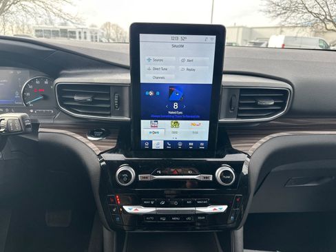 Used 2022 Ford Explorer Limited w/ Limited Technology Package image 19