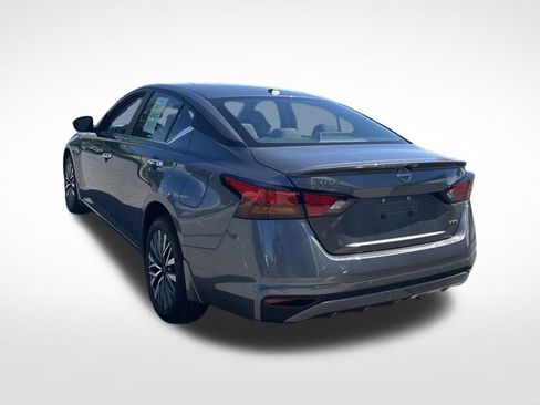 Used 2024 Nissan Altima 2.5 SV AWD/4WD image 5