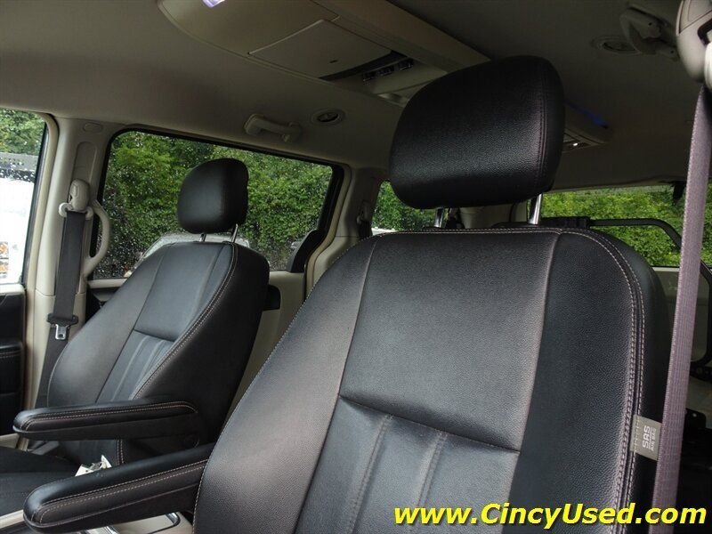 Used 2016 Chrysler Town & Country Touring FWD image 12