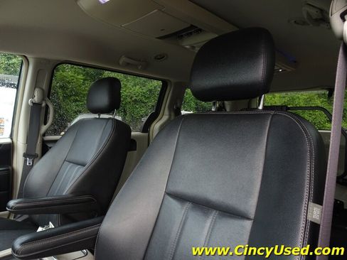 Used 2016 Chrysler Town & Country Touring FWD image 12