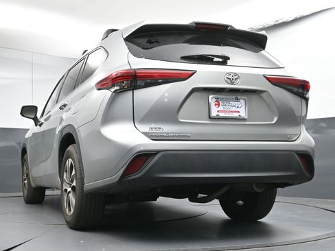 Used 2022 Toyota Highlander XLE image 28
