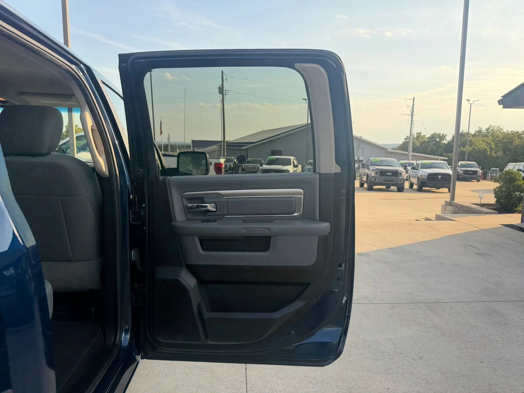 Used 2020 RAM 1500 Classic SLT AWD/4WD image 41