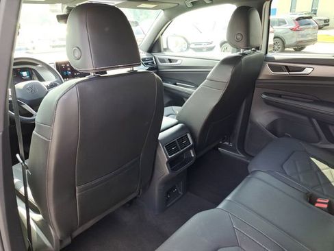 Used 2024 Volkswagen Atlas Cross Sport SE image 22