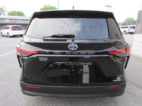 Used 2021 Toyota Sienna LE FWD image 4