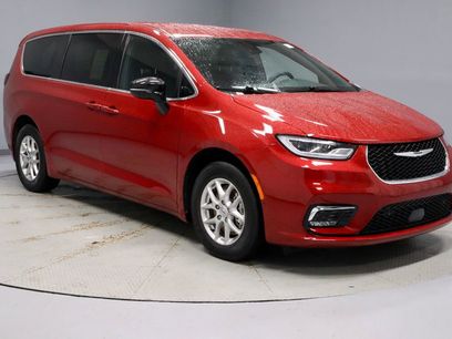 Used 2025 Chrysler Pacifica Select