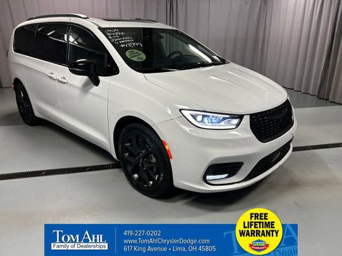 Used 2024 Chrysler Pacifica Limited w/ S Appearance Package image 1