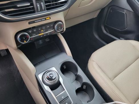 Certified 2022 Ford Escape Titanium image 37