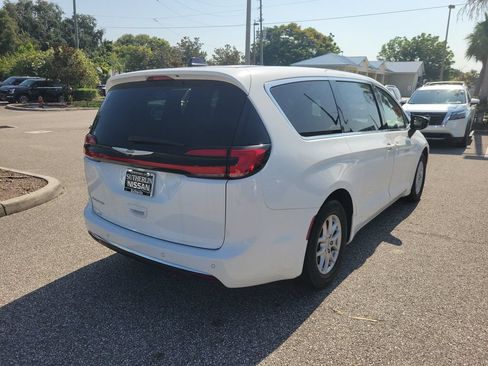 Used 2024 Chrysler Pacifica Touring FWD image 3