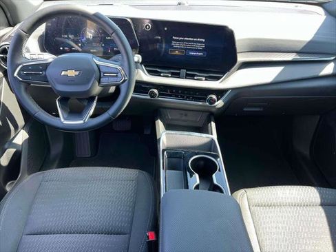 Used 2025 Chevrolet Equinox LT w/ Safety and Technology Package image 13