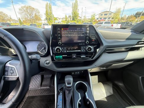 Used 2022 Toyota Highlander XSE AWD/4WD image 11