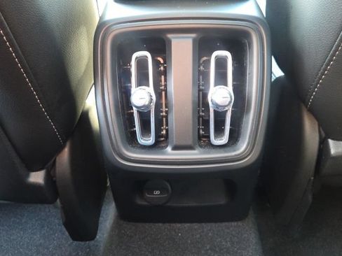 Used 2023 Volvo XC40 B5 Plus AWD/4WD image 19
