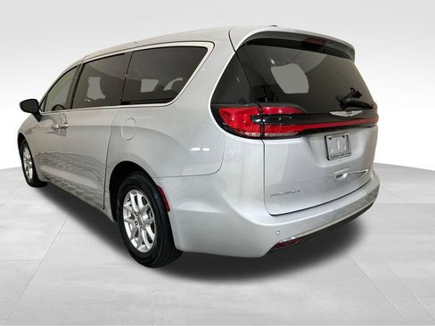 Used 2023 Chrysler Pacifica Touring-L FWD image 3
