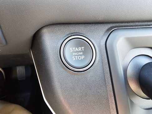 New 2024 Land Rover Defender 110 SE image 27