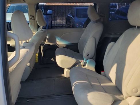 Used 2014 Toyota Sienna L FWD image 16