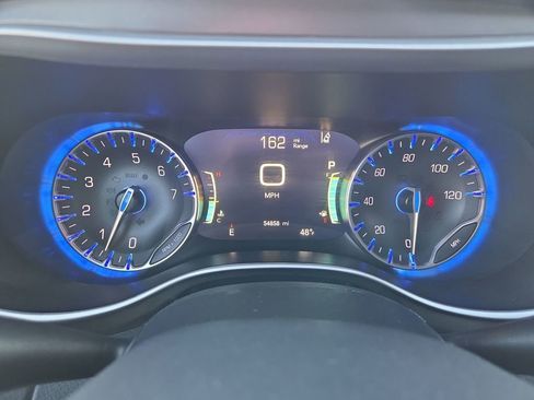 Used 2024 Chrysler Pacifica Touring-L image 19