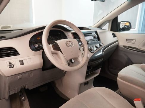 Used 2014 Toyota Sienna L FWD image 6