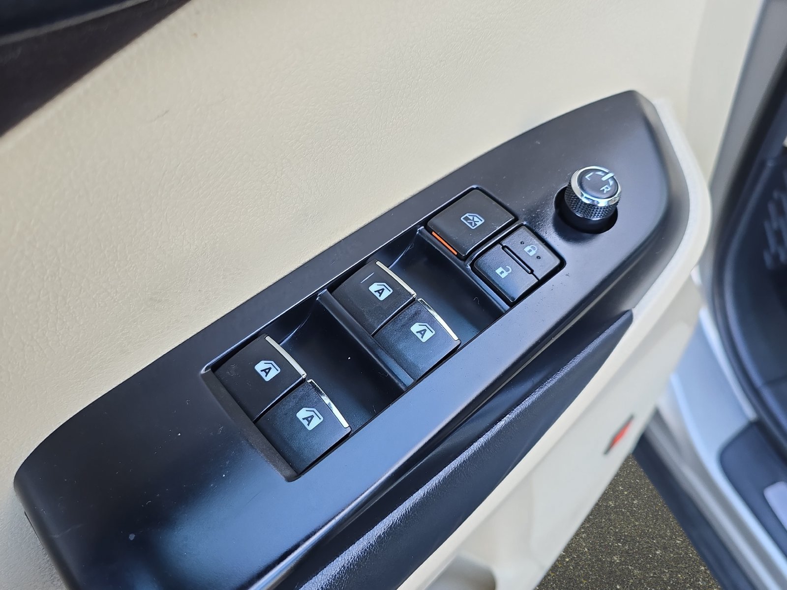 Used 2015 Toyota Highlander Limited w/ Driver Technology Package AWD/4WD image 29