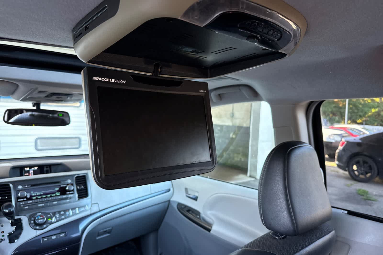 Used 2012 Toyota Sienna SE FWD image 16