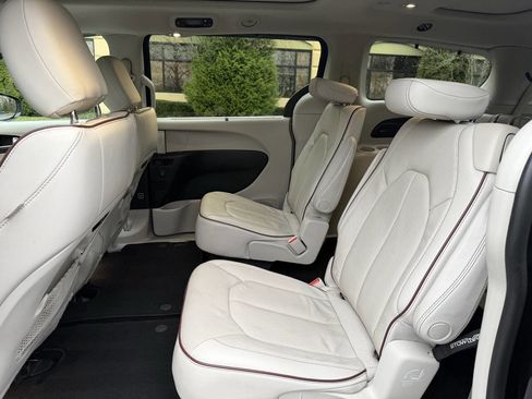 Used 2019 Chrysler Pacifica Limited image 28