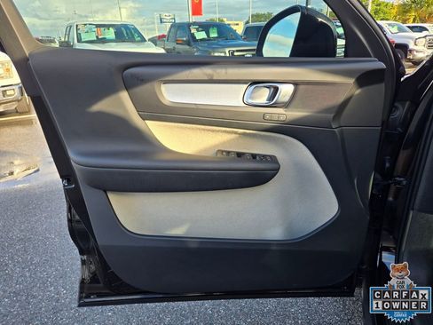 Used 2019 Volvo XC40 T4 Momentum image 27