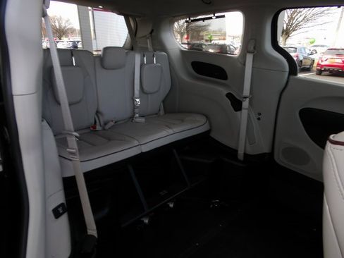 Used 2018 Chrysler Pacifica Limited w/ Tire & Wheel Group image 37