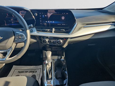 Used 2025 Chevrolet Trax LT w/ LT Convenience Package image 11