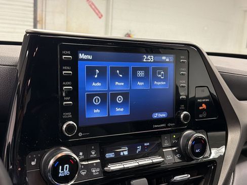 Used 2022 Toyota Highlander XLE FWD image 23