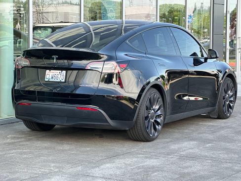 Used 2024 Tesla Model Y Performance AWD/4WD image 3