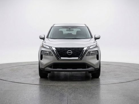 Used 2025 Nissan Rogue SV image 2