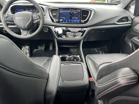 Used 2025 Chrysler Pacifica Limited FWD image 17