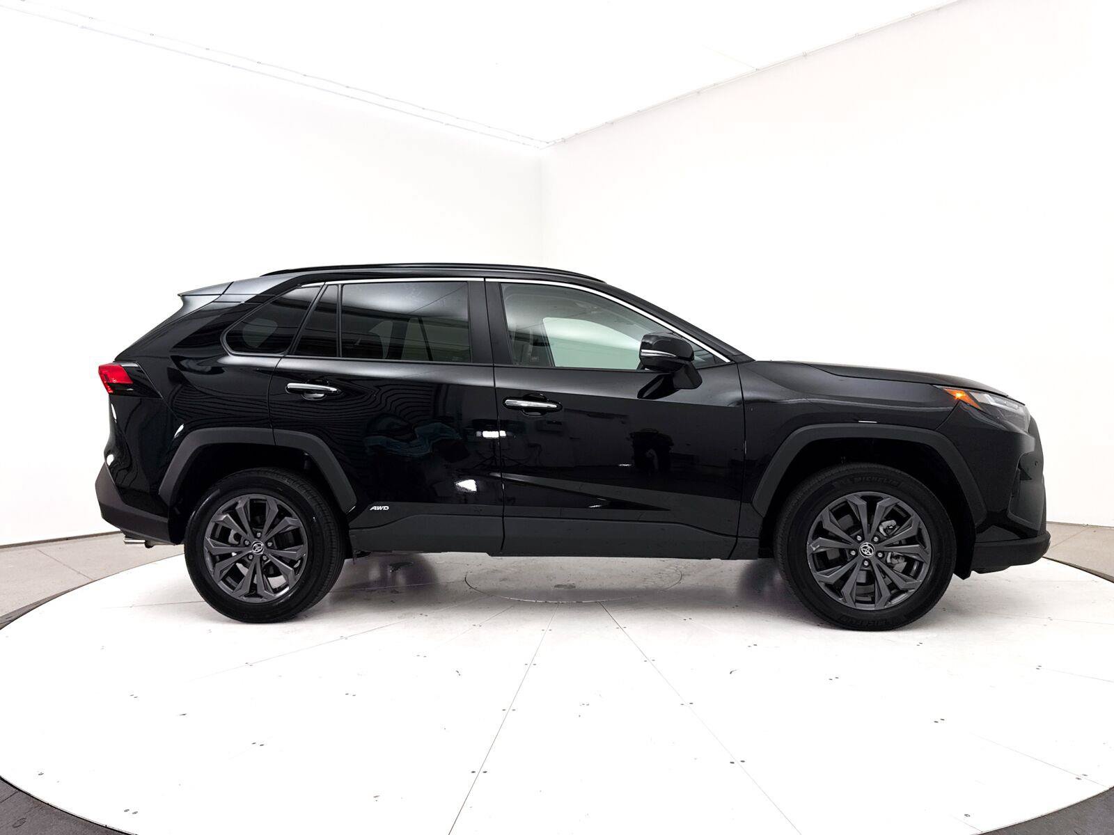 Used 2022 Toyota RAV4 Limited AWD/4WD image 40
