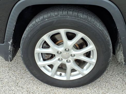 Used 2017 Jeep Cherokee Latitude FWD image 18