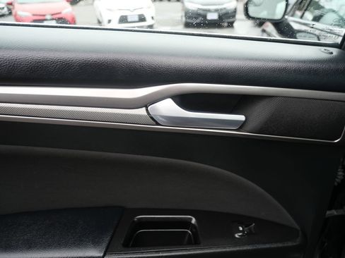 Used 2017 Ford Fusion SE w/ Fusion SE Technology Package image 24